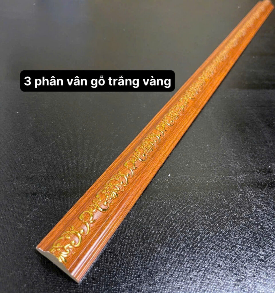 Phào chỉ nhựa PS vân gỗ hoa văn vàng 3 cm — Nhật Thành Home