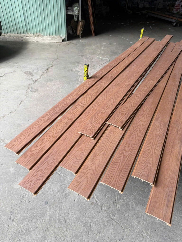 Tấm ốp 1 sóng ngoài trời 2D WPC 145×19×2900 mm tông Nâu đỏ — Nhật Thành Home